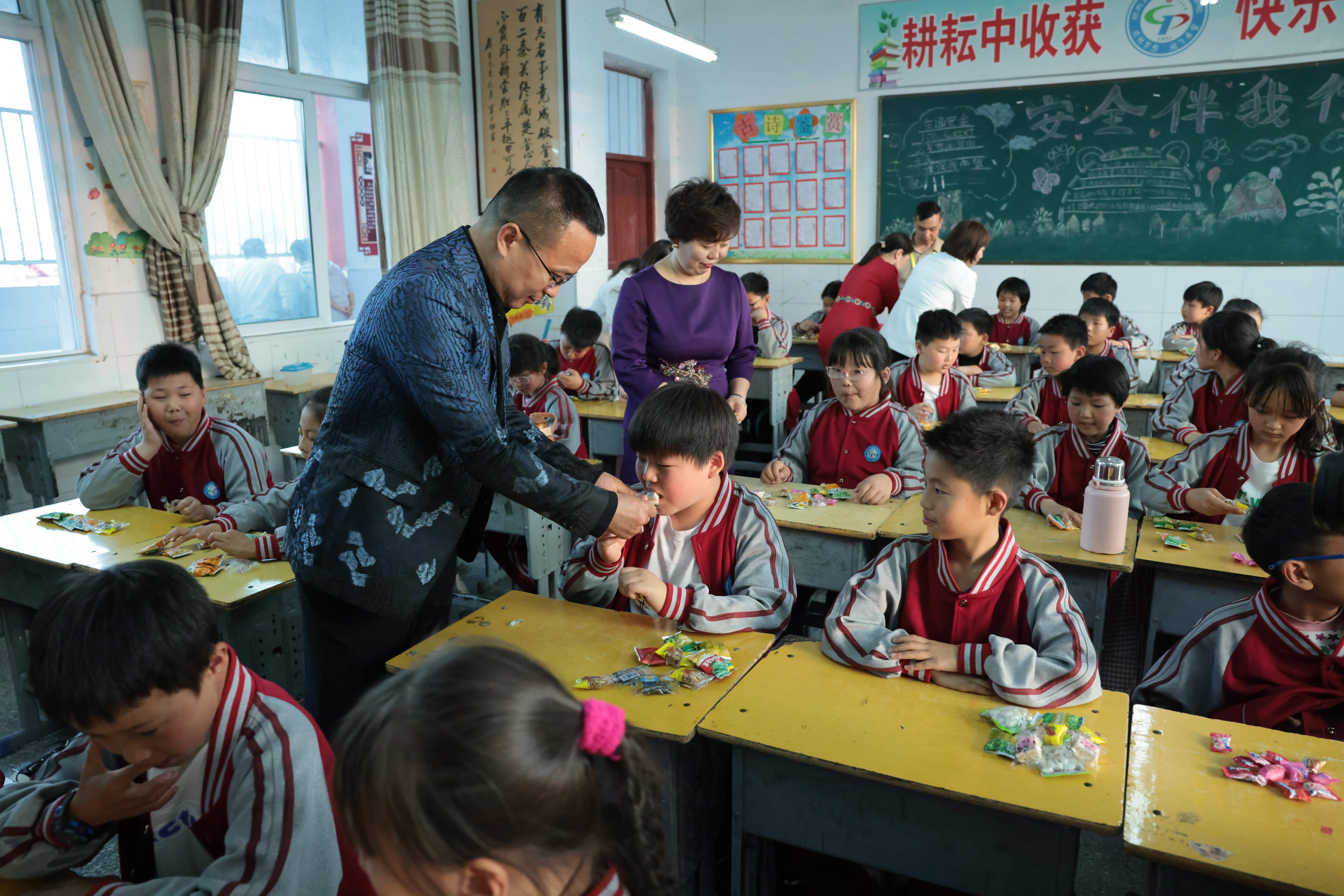 在爱意的“双向奔赴”中丨第249所开云线上登录公益学校揭牌 在爱意的“双向奔赴”中丨第249所开云线上登录公益学校揭牌