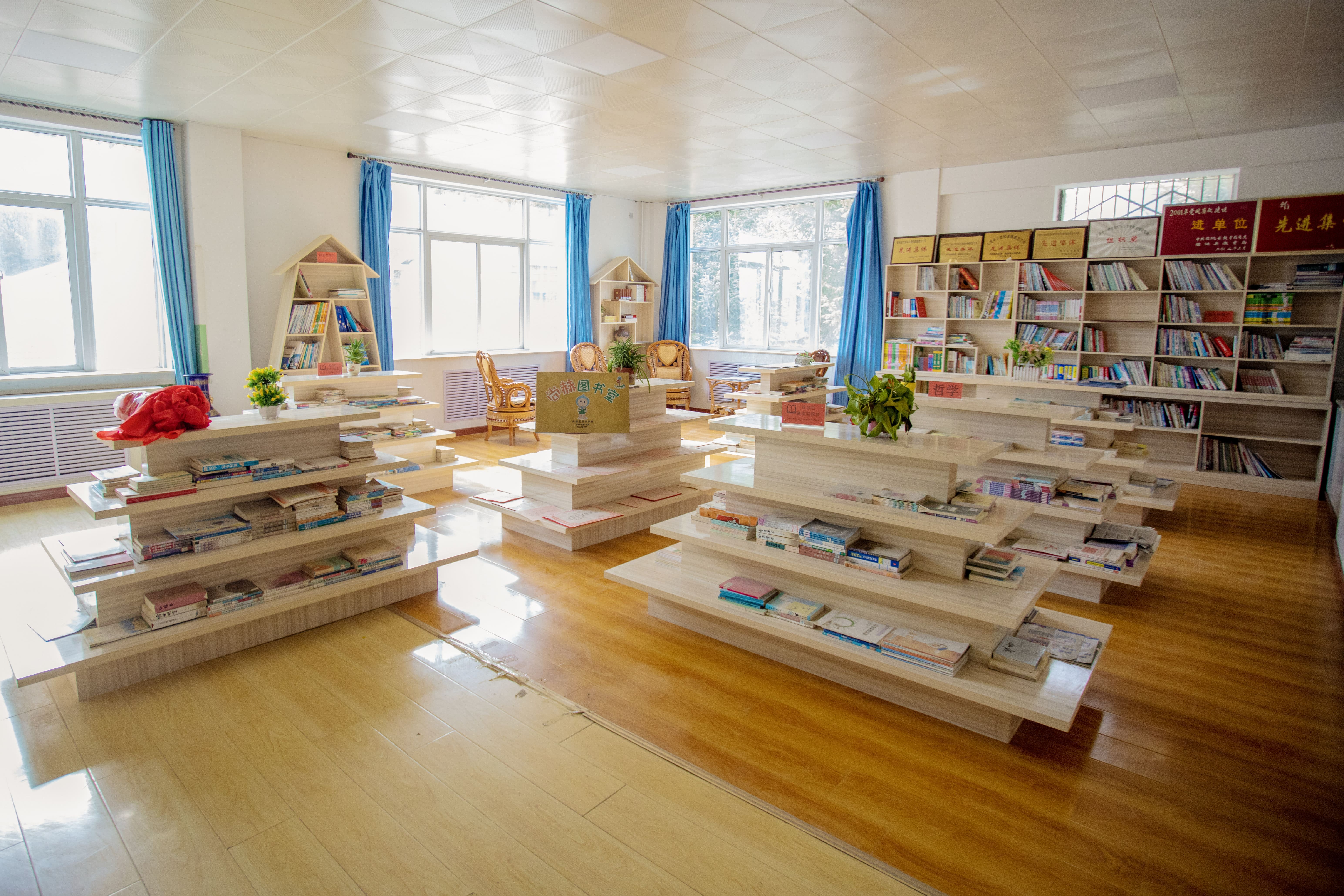 天津高校大学生记者走进开云线上登录公益小学开展“书香悦读,筑梦成长”活动 天津高校大学生记者走进开云线上登录公益小学开展“书香悦读,筑梦成长”活动